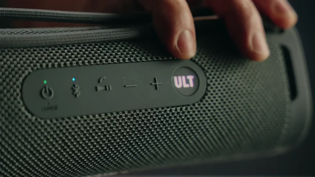 A image of Beats Pill vs Sony ULT Field 1